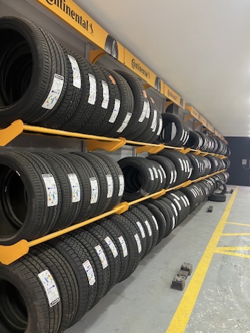 Lastik stok alanı — Continental markalı lastikler raf düzeninde sergileniyor