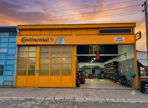 Continental Uçar Ticaret kamyon şubesi dış görünümü — sarı tabela, servis girişi ve lastik rafları