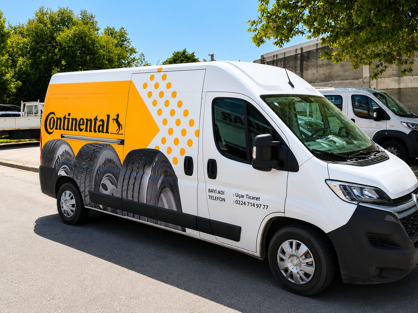 Continental Uçar Ticaret servis aracı — sarı Continental giydirmeli mobil lastik servisi